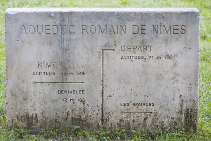France, Gard (30), Uzès, Vallée de l’Eure, plaque explicative de l'aqueduc romain de plus de 52 km de longueur qui amenait l'eau de la Fontaine d'Eure au pied d'Uzès jusqu'à Nimes