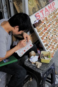 Vietnam, Hanoï, quartier des 36 rues dans la vieille ville, fabriquant de tampons