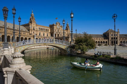 Espagne, Andalousie, Séville, Parque de Maria Luisa, Plaza de Espana (Place d'Espagne) construite par l'architecte Anibal Gonzalez pour l'Exposition ibéro-américaine de 1929
