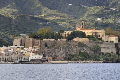 Italie, Sicile, iles Eoliennes, classées Patrimoine Mondial de l'UNESCO, Ile de Lipari, Lipari, la citadelle dominant le port de pêche de Marina Corta à gauche