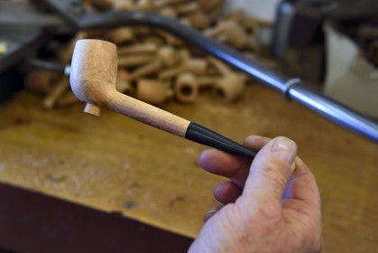 France, Var (83), Presqu'Ile de Saint-Tropez, Cogolin, fabricant de pipes Courrieu, la pipe en racine de bruyère, modèle traditionel dit Provencale avec son pied qui permet de la poser