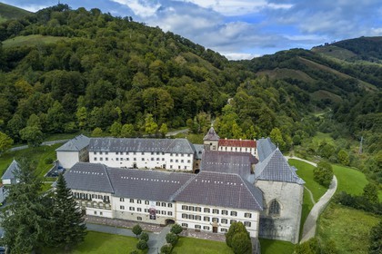 Espagne, Pays-Basque, Navarre, Roncevaux, étape du chemin de Saint-Jacques de Compostelle, Collégiale royale de Roncevaux (vue aérienne)