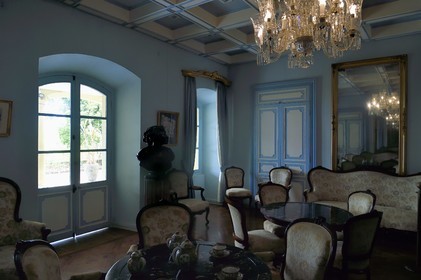 France, Ile de la Reunion, Saint-Gilles-les-Hauts, Musée de Villèle dans le domaine Panon-Desbassyns, ancienne propriété coloniale au cœur d'une grande plantation de canne à sucre qui faisait travailler un peu plus de 400 esclaves, le salon de la maison de maitre