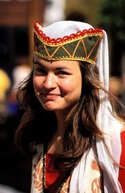 Estonie (Pays Baltes), région de Harju, Tallinn, capitale européenne de la culture 2011, jeune Estonienne en costume médiéval pour la promotion d'un restaurant