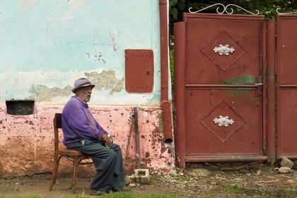 Romania, Transylvania, Valea Viilor (in German Wurmloch), old man outside his home
