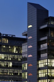 Irlande, Comté de Dublin, Dublin, nouveaux immeubles de bureaux sur North Wall Quay dans les docks réhabilités en bordure de la rivière Liffey
