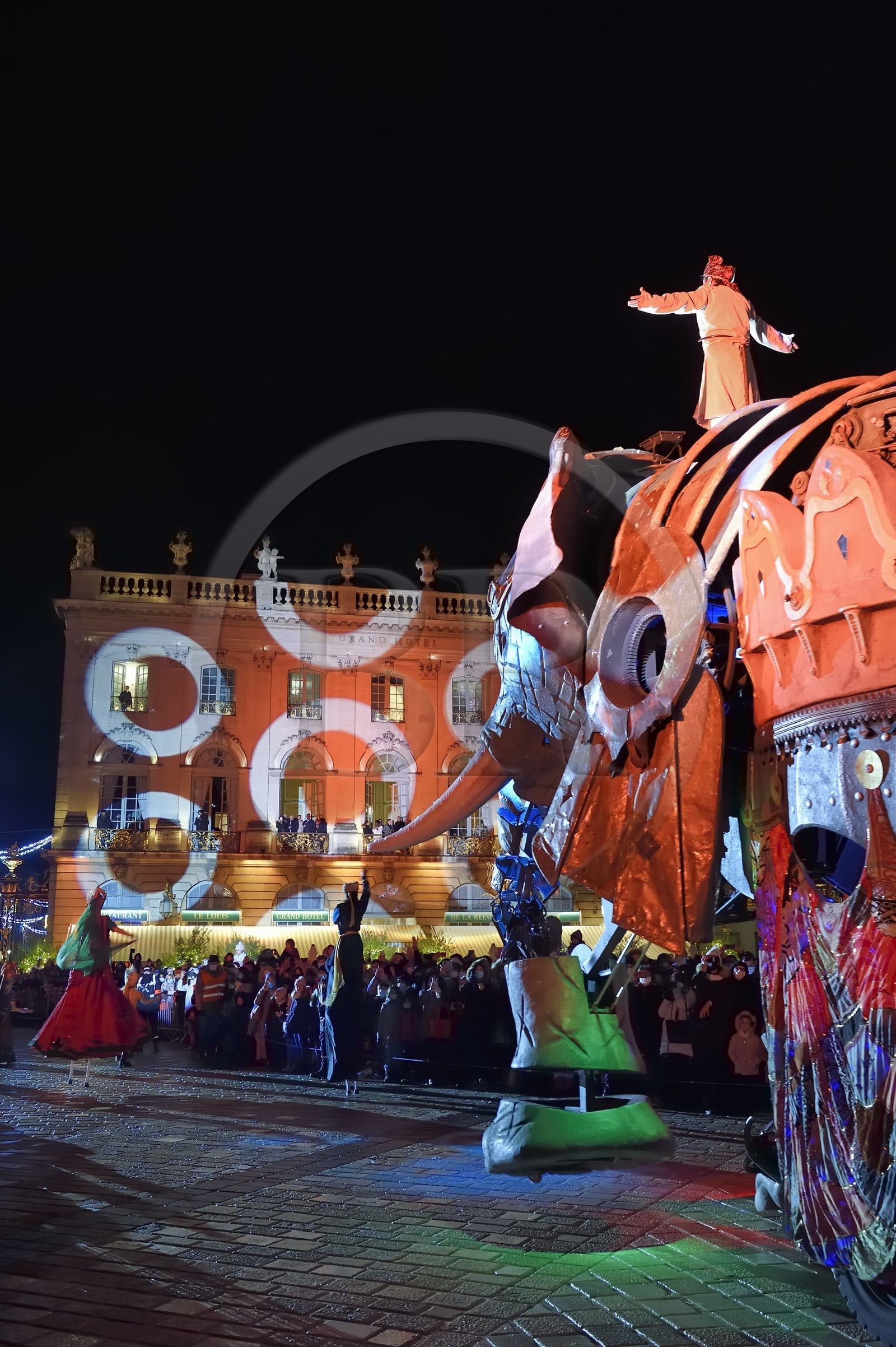 France, Meurthe-et-Moselle (54), Nancy, place Stanislas, le défilé de la Saint-Nicolas, Elephantasia et ses danseurs de la compagnie  Planète Vapeur