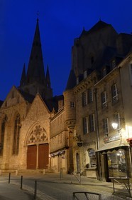 France, Côtes-d'Armor (22), Guingamp, rue Notre-dame,  maison à tourelle et clocher de la basilique Notre-Dame de Bon-secours