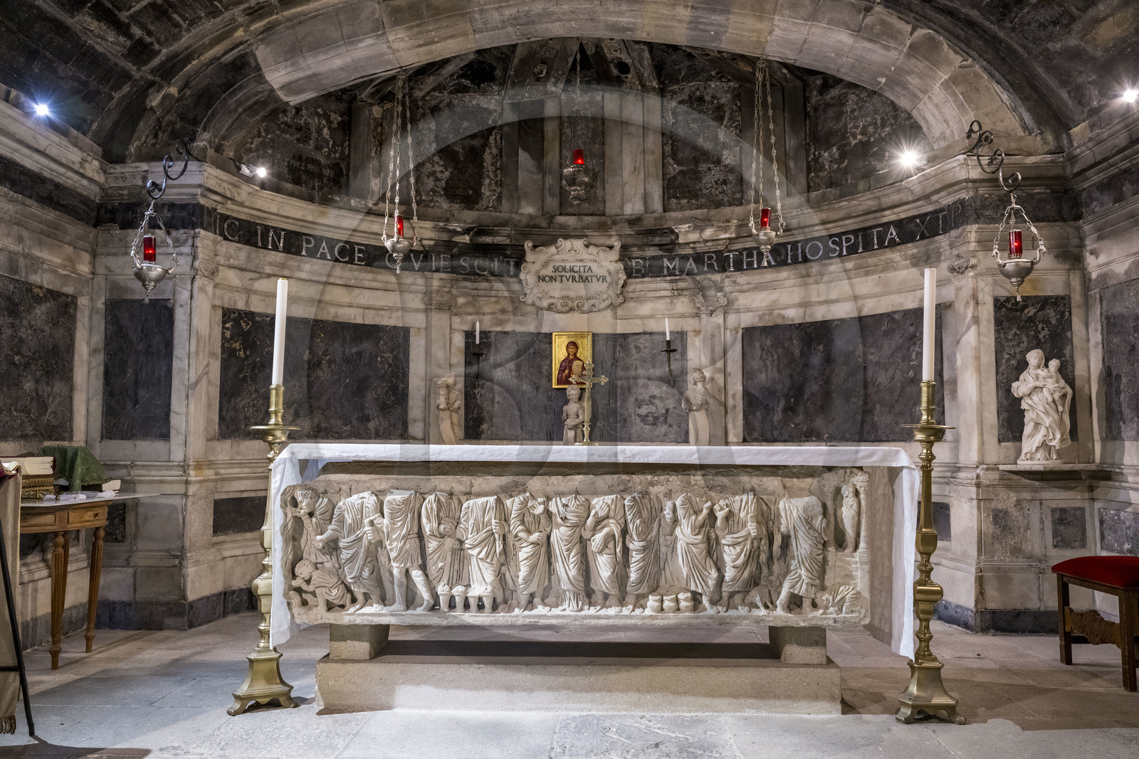 France, Bouches-du-Rhône (13), Tarascon, la collégiale royale Sainte-Marthe érigée aux XIe et XIIe siècles, la crypte du IVe siècle remaniée au XVIIe siècle, abrite le sarcophage paléochrétien en marbre blanc (du début du IVe siècle) qui contient les reliques de Sainte-Marthe France, Bouches-du-Rhône (13), Tarascon, la collégiale royale Sainte-Marthe érigée aux XIe et XIIe siècles, la crypte du IVe siècle remaniée au XVIIe siècle, abrite le sarcophage paléochrétien en marbre blanc (du début du IVe siècle) qui contient les reliques de Sainte-Marthe