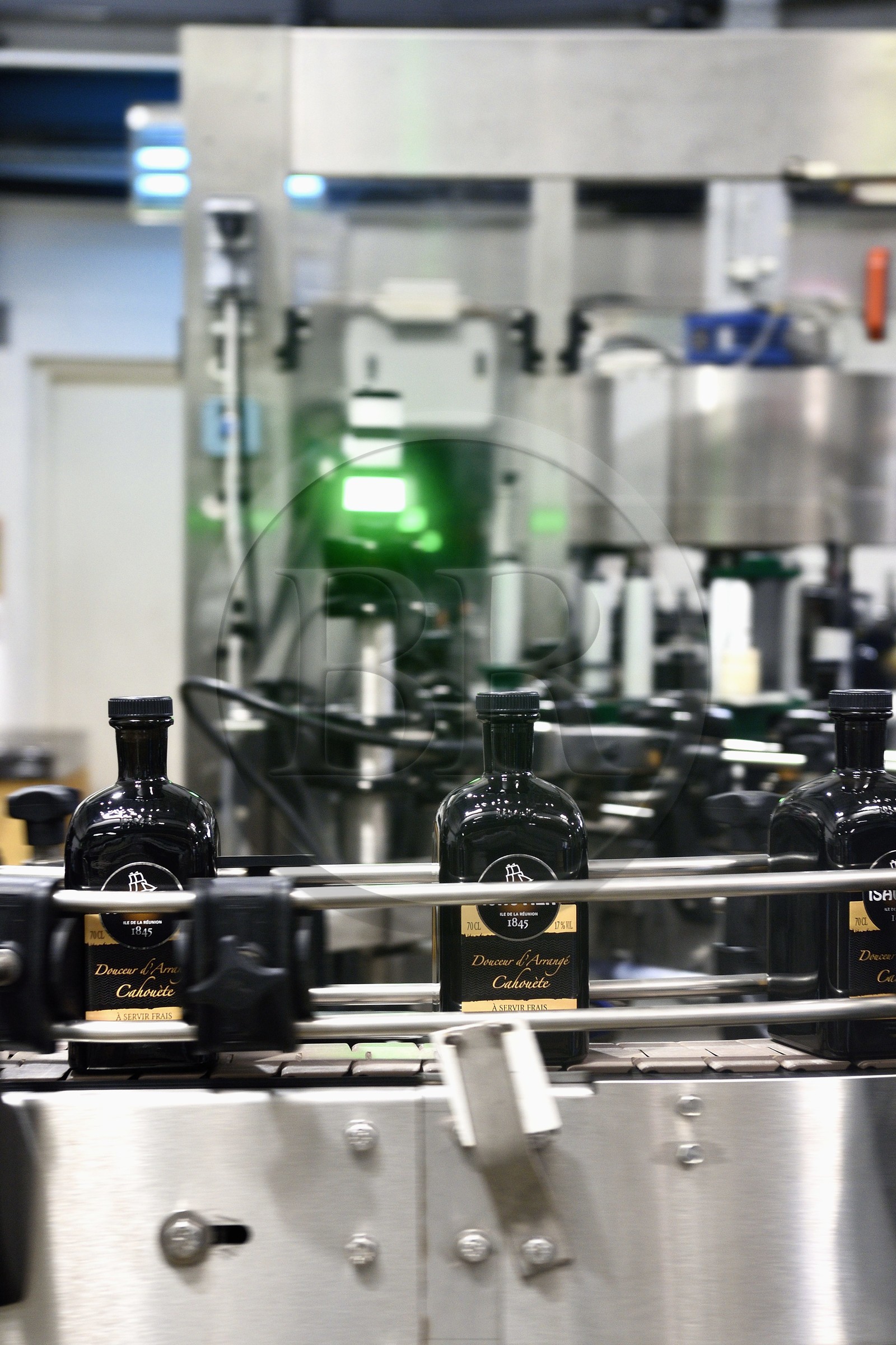 France, Ile de la Reunion, Saint Pierre, domaine de la distillerie Isautier, usine d'embouteillage et d'étiquetage, mise en bouteille de 70cl de rhum arrangé France, Ile de la Reunion, Saint Pierre, domaine de la distillerie Isautier, usine d'embouteillage et d'étiquetage, mise en bouteille de 70cl de rhum arrangé