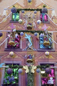 France, Bas-Rhin (67), Strasbourg, vieille ville classée au Patrimoine Mondial de l'UNESCO, décoration de Noël sur la patisserie Christian Meyer