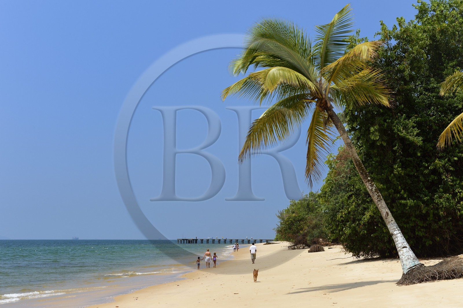 Gabon, province de l'Estuaire, plage de la Pointe Denis qui fait face à Libreville de l'autre côté de l'Estuaire du Gabon