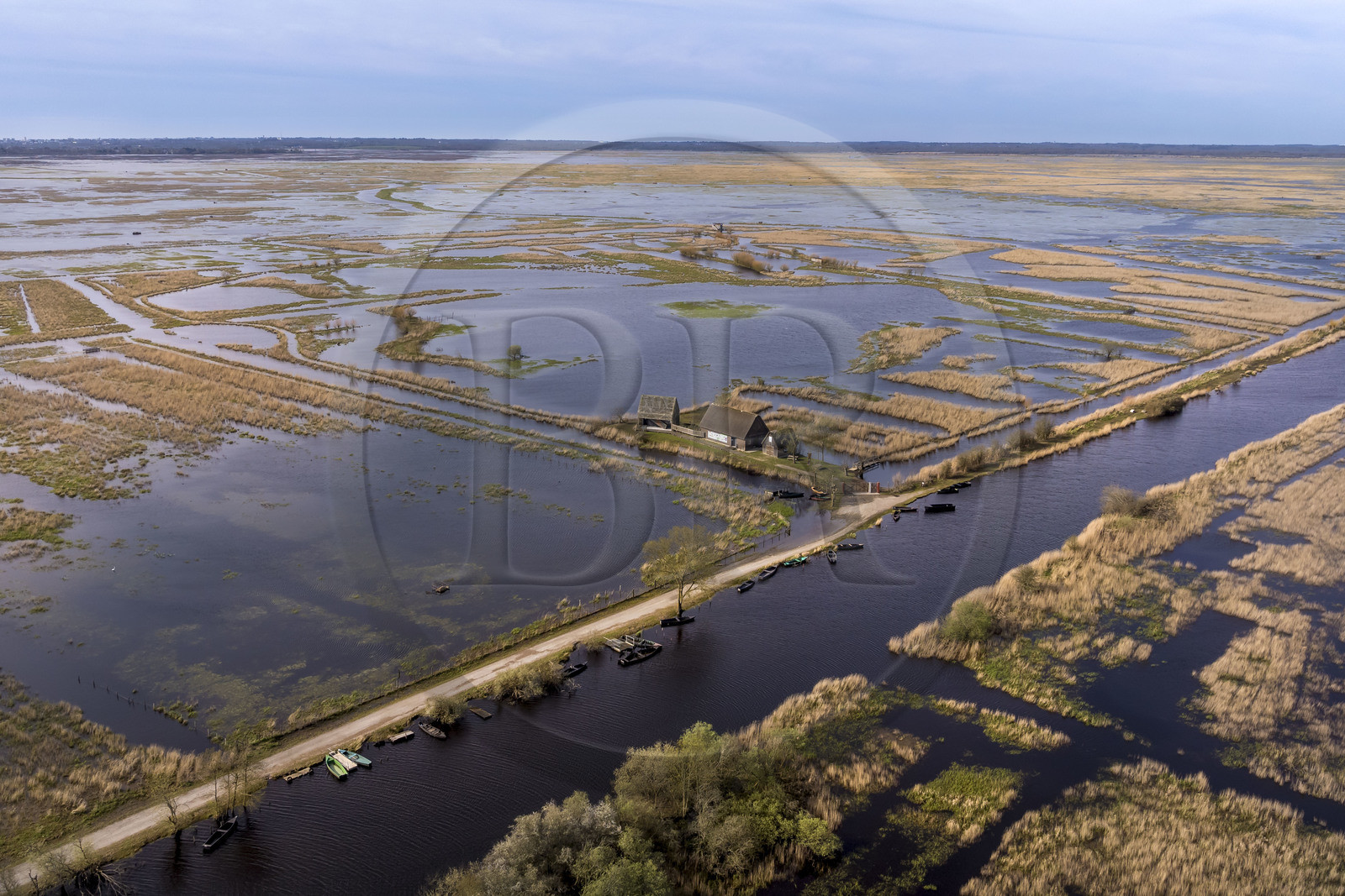 France, Loire-Atlantique (44), parc naturel regional de la Brière, Saint-Malo-de-Guersac, panorama sur les marais de Brière et le canal de Rozé (vue aérienne)
