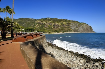 France, Ile de la Reunion, Saint-Denis, quartier Barachois, promenade de front de mer et le Cap Bernard en arrière plan