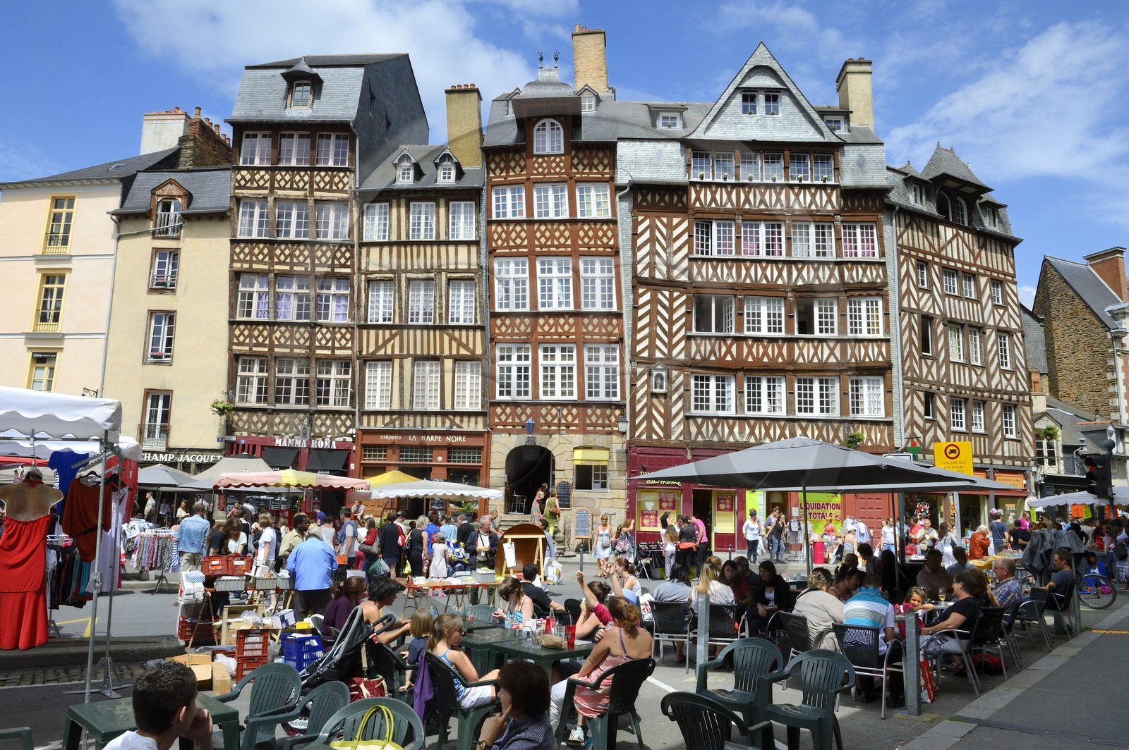 France, Ille-et-Vilaine (35), Rennes,  la place du Champ Jacquet est bordée de maisons à pans de bois du XVIIème siècle