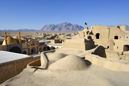 Iran, Province d'Ispahan, désert du Dasht-e Kavir, région de Khur et Biabanak, Bayazeh, l'ancien chateau qui pouvait abriter les habitants de la ville en cas d'attaque dans ses 700 chambres, la mosquée et le désert en arrière plan