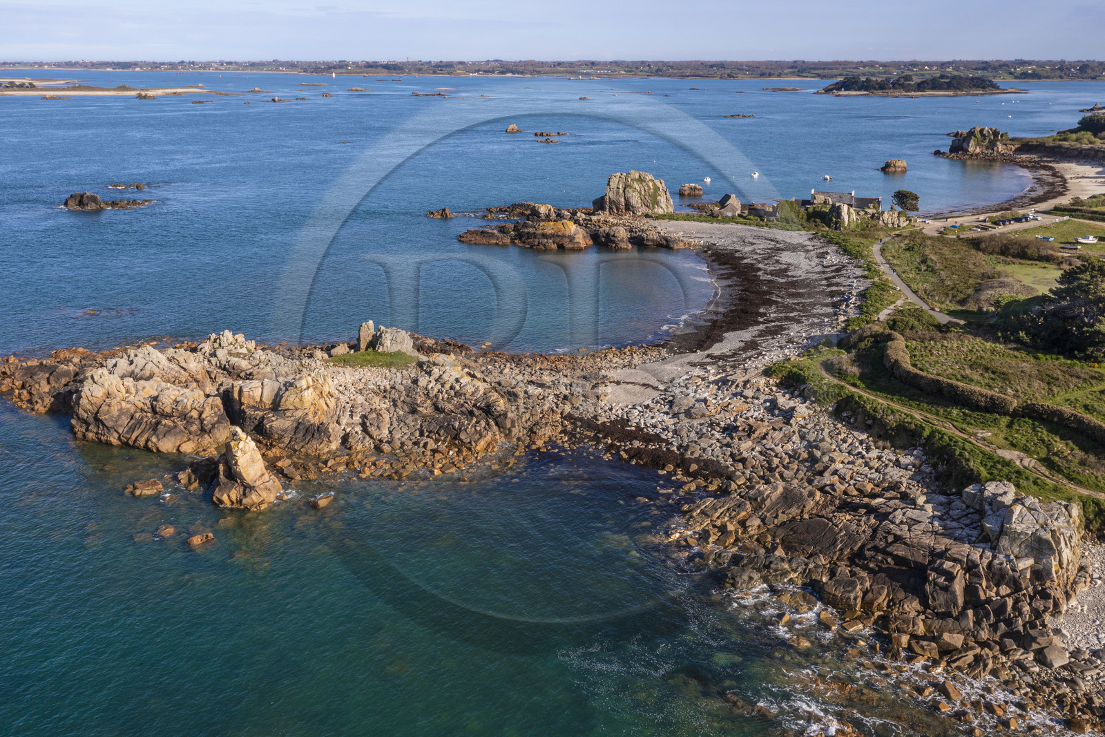 France, Côtes-d'Armor (22), Côte d'Ajoncs, Plougrescant, la plage de Porz Hir ou Pors-hir sur le chemin de Grande Randonnée GR 34 et l'embouchure du fleuve Jaudy en arrière plan (vue aérienne)