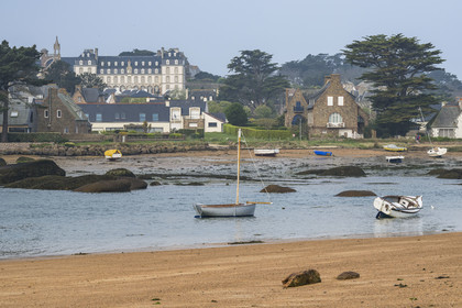 France, Côtes-d'Armor (22), Côte de Granit Rose, Trégastel, Ile Renote, la plage à marée basse, l'ancien couvent-hôtel Le Castel Sainte-Anne en arrière plan