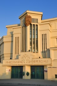 France, Pyrénées-Atlantiques (64), Pays-Basque, Biarritz, l'Aquarium et Musée de la Mer de style Art Déco construit en 1933, poulpe sur le frontispice