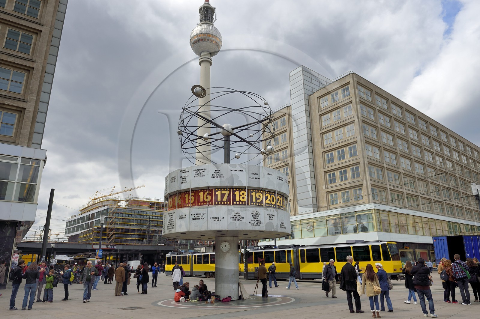 Allemagne, Berlin, quartier de Berlin-Mitte, Alexanderplatz, le Weltzeituhr (horloge universelle Urania) et la tour de la télévision
