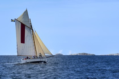 Suède, Västra Götaland, vieux voilier au large de Fjällbacka