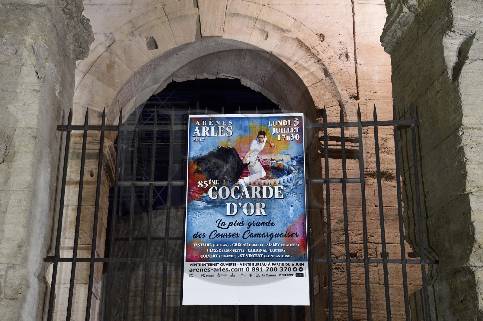 France, Bouches-du-Rhône (13), Arles, les Arènes, amphithéâtre romain de 80-90 après JC, classé Patrimoine Mondial de l'UNESCO, affiche annoncant la course camarguaise la Cocarde d'Or France, Bouches-du-Rhône (13), Arles, les Arènes, amphithéâtre romain de 80-90 après JC, classé Patrimoine Mondial de l'UNESCO, affiche annoncant la course camarguaise la Cocarde d'Or