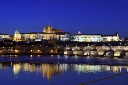 République Tchèque, Prague, centre historique classé Patrimoine Mondial de l' UNESCO, le pont Charles (Karluv Most ou Karlov Most) sur la rivière Vltava et la cathédrale Saint-Guy surplombant le chateau Royal en arrière plan