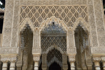 Espagne, Andalousie, Grenade, Palais nasrides de l'Alhambra, classé Patrimoine Mondial de l'UNESCO, colonnes du patio du Palais des Lions (Patio de los Leones)