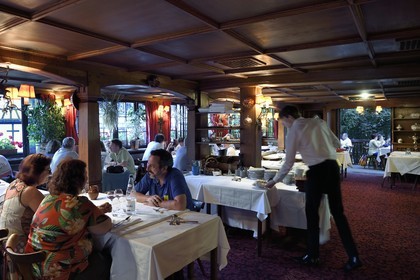 France, Bas-Rhin (67), Strasbourg, vieille ville classée au Patrimoine Mondial de l'UNESCO, quartier de la Petite France, restaurant de la Maison des Tanneurs