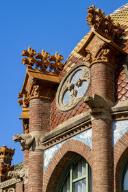 Espagne, Catalogne, Barcelone, quartier d'El Guinardo, ancien Hospital de la Santa Creu i de Sant Pau classé Patrimoine Mondial de l'UNESCO, de style moderniste par l'architecte Domenech i Montaner, aujourd'hui un musée et un centre culturel, détail de la décoration d'un des pavillons