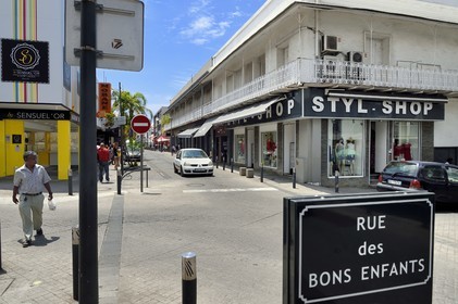 France, Ile de la Reunion, ville de Saint-Pierre, la rue des Bons Enfants qui est l'artère principale