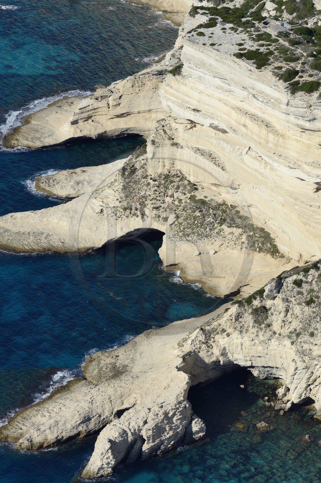 France, Corse-du-Sud (2A), Réserve Naturelle des Bouches de Bonifacio, les falaises de calcaire (vue aérienne) France, Corse-du-Sud (2A), Réserve Naturelle des Bouches de Bonifacio, les falaises de calcaire (vue aérienne)