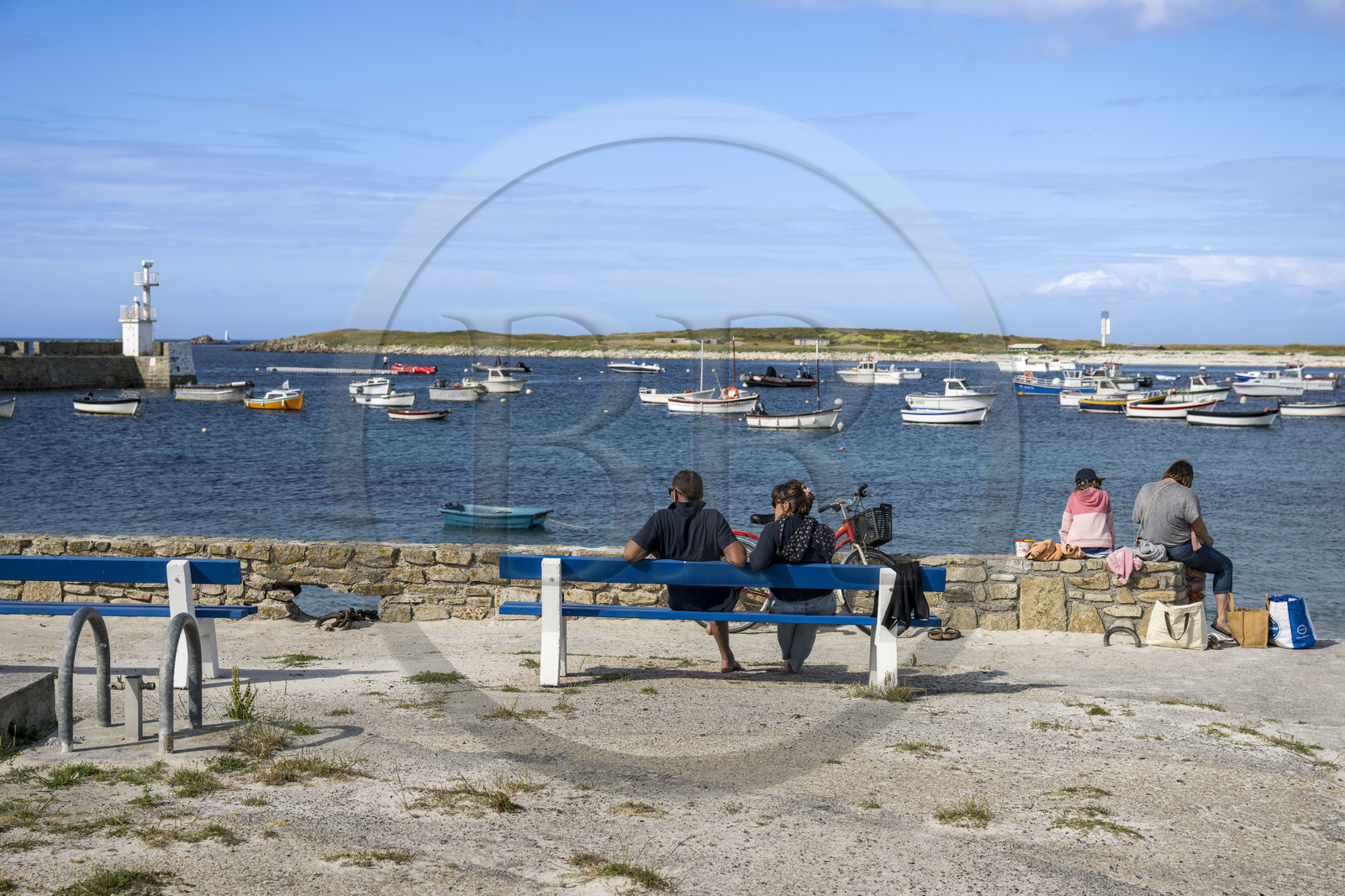 France, Finistère (29), Mer d'Iroise, Ile de Molène, sur la plage du port et l'ilot Lédenez Vraz en arrière plan