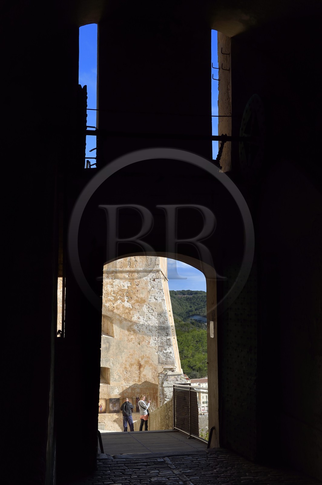 France, Corse-du-Sud (2A), Bonifacio, Ville Haute, accès à la citadelle par la montée Saint Roch et la Porte de Gênes France, Corse-du-Sud (2A), Bonifacio, Ville Haute, accès à la citadelle par la montée Saint Roch et la Porte de Gênes