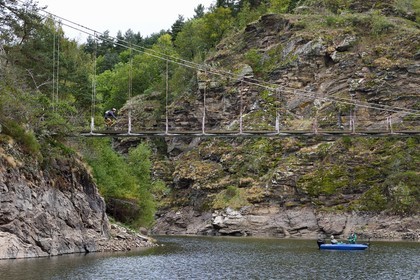France, Cantal (15), Gorges de la Truyère, Chaliers, pêcheurs à la ligne sur leur bateau aux abords de la passerelle de Valadour au dessus de la rivière Truyère