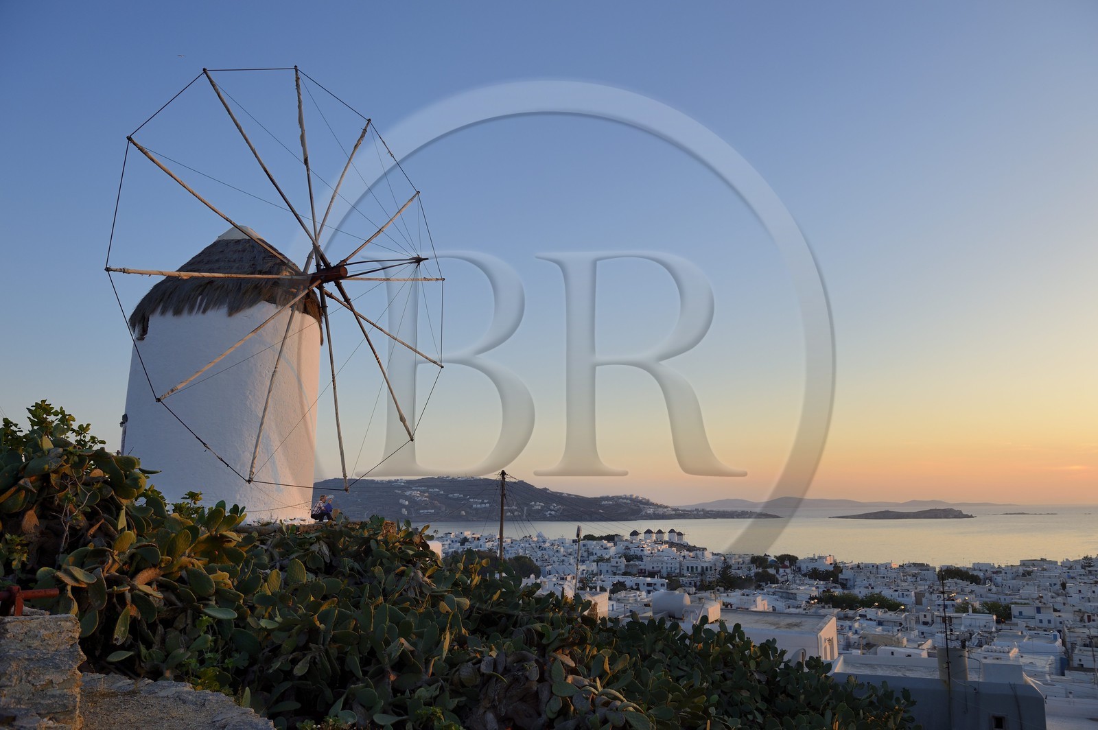 Grèce, Les Cyclades, mer Égée, île de Mykonos, Chora (Mykonos town), moulin à vent surplombant la vieille ville et les cinq moulins (Kato Mili) en arrière plan