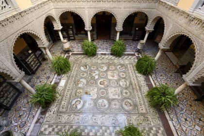 Espagne, Andalousie, Séville, Palais de la comtesse de Lebrija (El Palacio de la Condesa de Lebrija), mosaïque romaine représentant le Dieu Pan dans la cour centrale