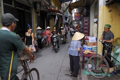 Vietnam, Hanoï, quartier Le Duan dans la vieille ville, rue commerçante