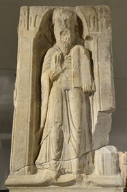 France, Rhône (69), Lyon, site historique classé Patrimoine Mondial de l'UNESCO, Vieux Lyon, musées Gadagne, Musée d'histoire de la ville de Lyon, élément architectural sculpté dit Pilier d'Abraham marbre en provenance de l'Ile Barbe (1175)