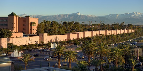 Maroc, Haut-Atlas, Marrakech, ville impériale, Médina classée Patrimoine Mondial de l'UNESCO, l'hotel de luxe Mamounia derrière les remparts de la ville et l'Atlas enneigé en arrière plan