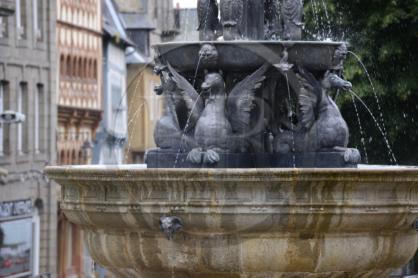 France, Côtes-d'Armor (22), Guingamp, Fontaine de la Plomée sur la place du Centre