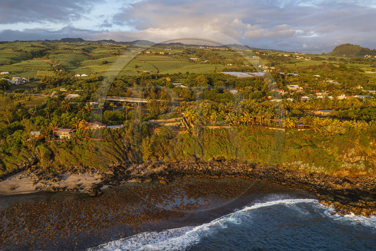 France, Ile de la Reunion, Petite-Ile sur la côte sud, plage, rochers et champs de cannes à sucre (vue aérienne)