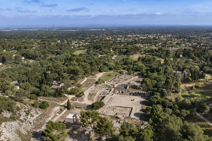 France, Bouches-du-Rhône (13), Parc Naturel Régional des Alpilles, Saint-Rémy-de-Provence, site archéologique de Glanum et la ville en arrière plan (vue aérienne)