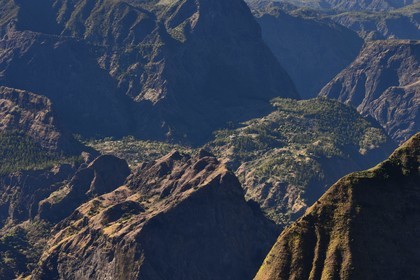 France, Ile de la Reunion, Parc National de la Réunion classé Patrimoine Mondial de l'UNESCO, La Possession, vers le village de Dos d'Ane, randonnée de la Roche Bouteille par le sentier Cap Noir,  l'îlet de Grand Place dans le Cirque de Mafate vu du kiosque de Cap Noir