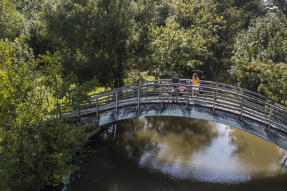 France, Deux-Sèvres (79), le Marais Poitevin, la Venise Verte, Le Vanneau-Irleau, randonnée à bicyclette le long des canaux et passage d'une passerelle (vue aérienne)