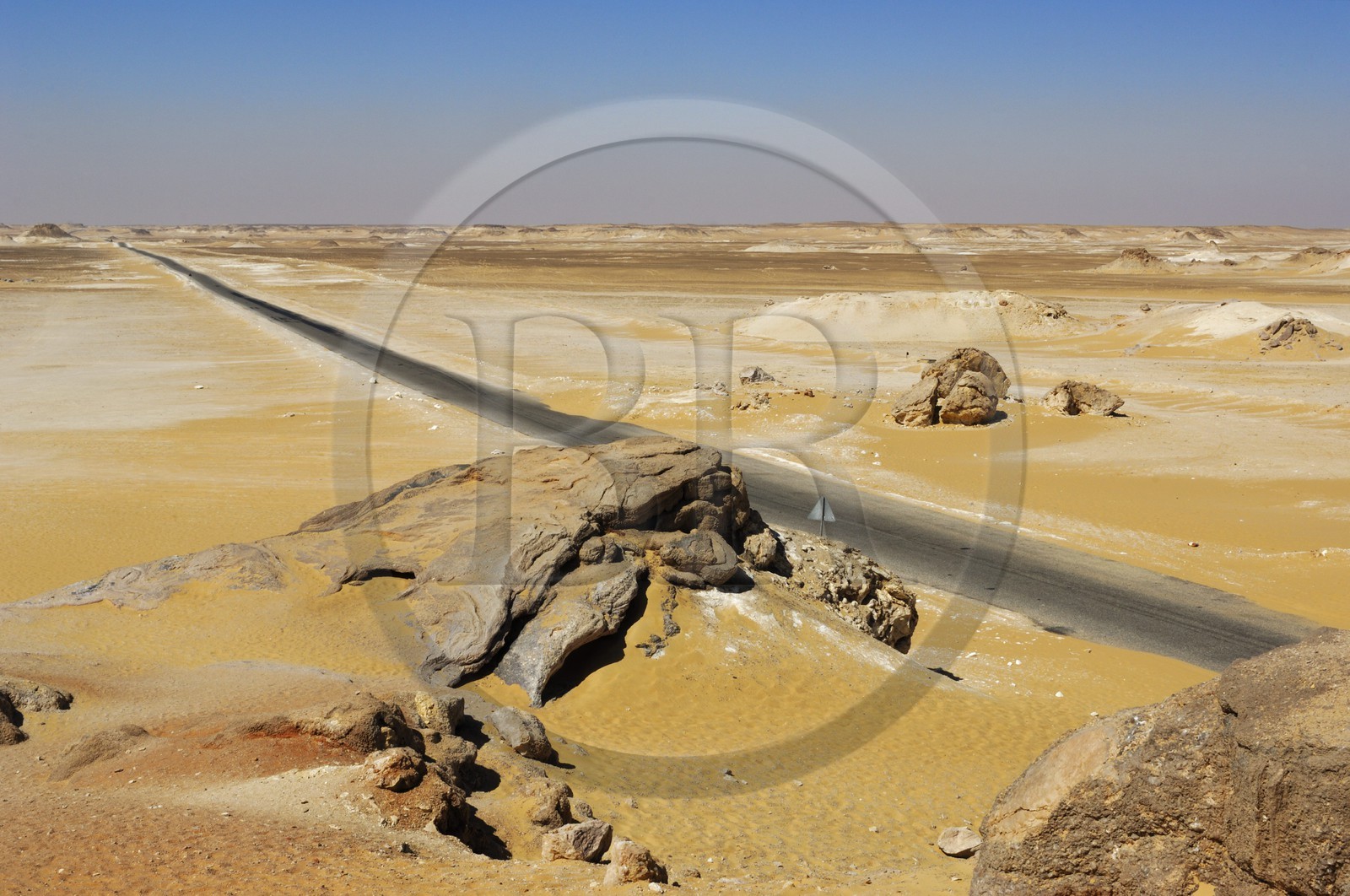 Egypte, Basse-Egypte, désert libyque, route traversant le dese, Upper Egyptrt non loin de l'oasis de Bahariya (Bahareyya)