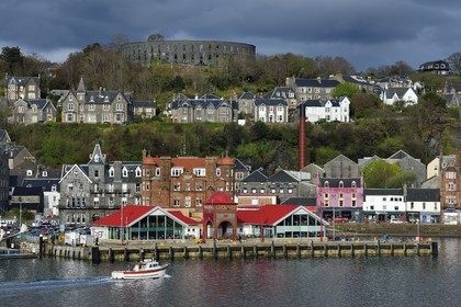 Royaume-Uni, Ecosse, Highland, Argyll and Bute, Oban, le port et la distillerie de whisky