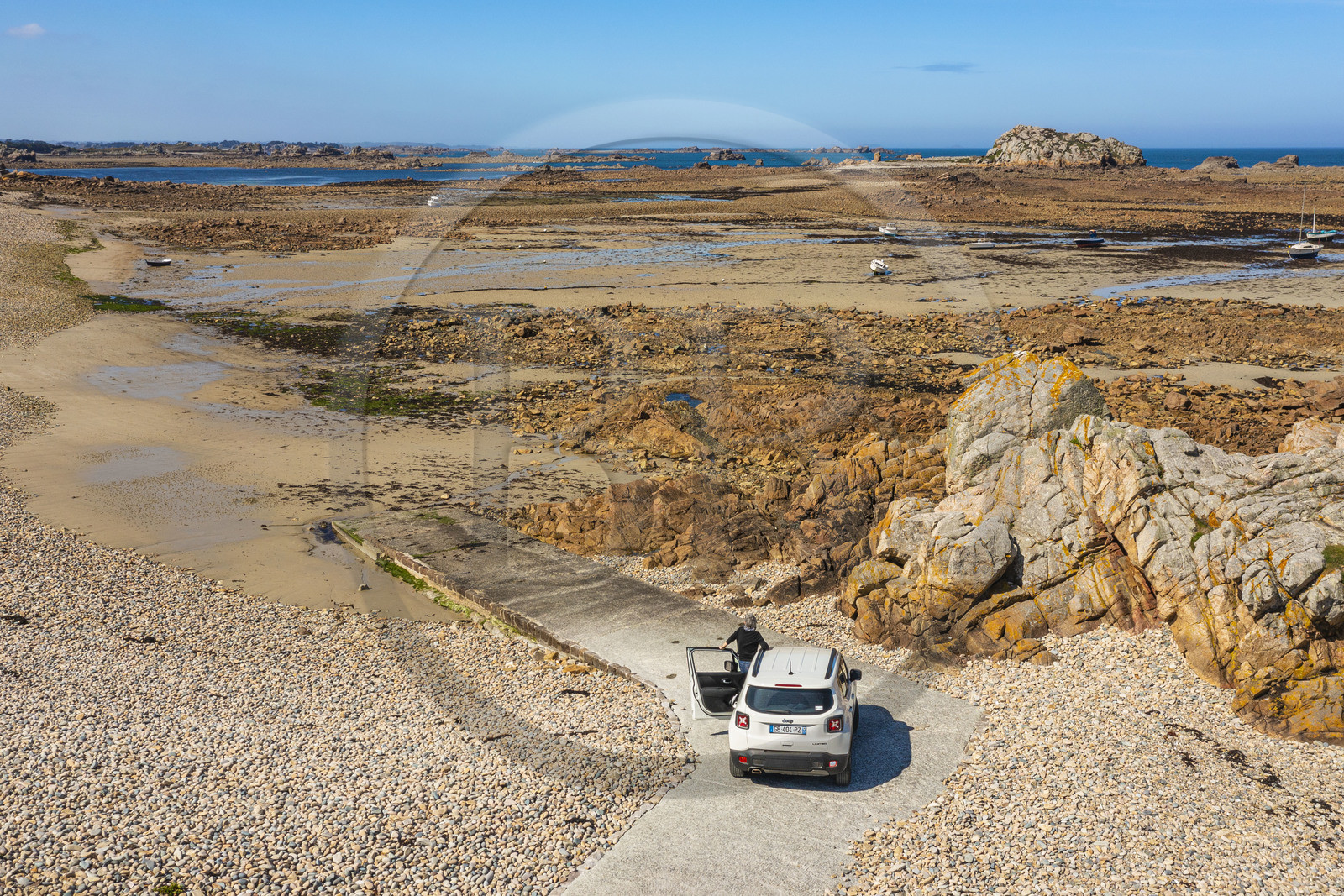 France, Côtes-d'Armor (22), Côte d'Ajoncs, Plougrescant,  Anse de Pors (Porz) Scaff à marée basse, fin de route (vue aérienne)