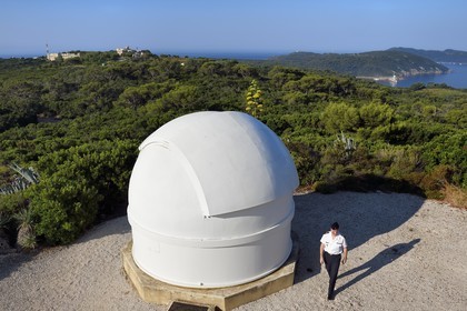 France, Var (83), Iles d'Hyères, Parc national de Port Cros, Ile du Levant, zone militaire, poste optique de la Verette, l’ingénieur général de l’armement Francois-Xavier Dufer, directeur du centre DGA Essais de missiles