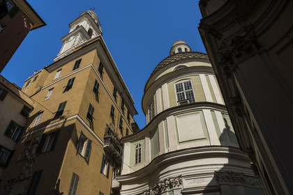 Italie, Ligurie, Gênes, église de San Giorgio (Saint-Georges) dont le clocher a été construit sur l'immeuble voisin
